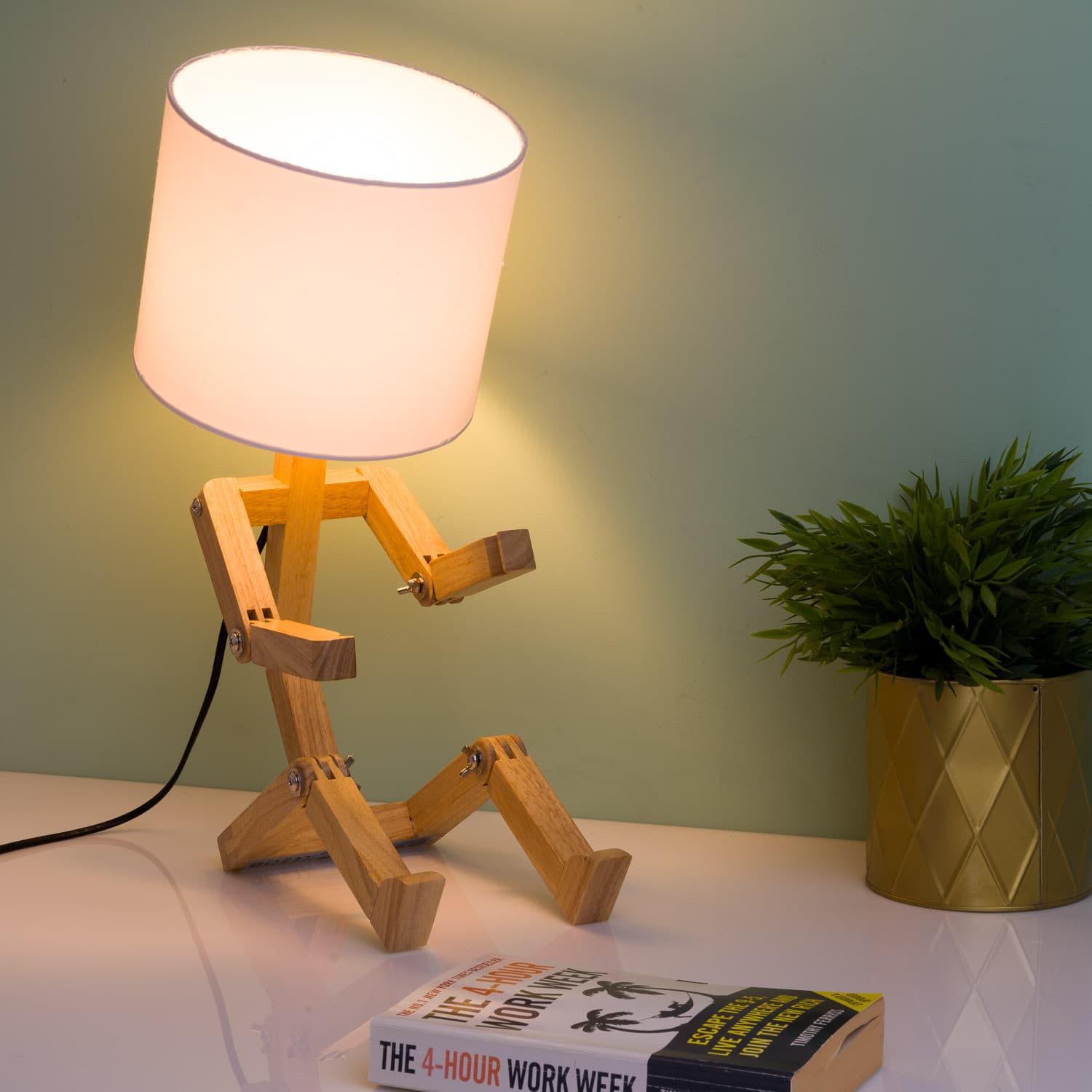 Mens houten tafellamp