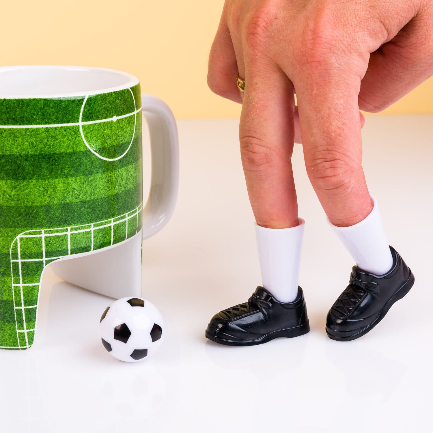 Voetbal mok met schoenen en bal