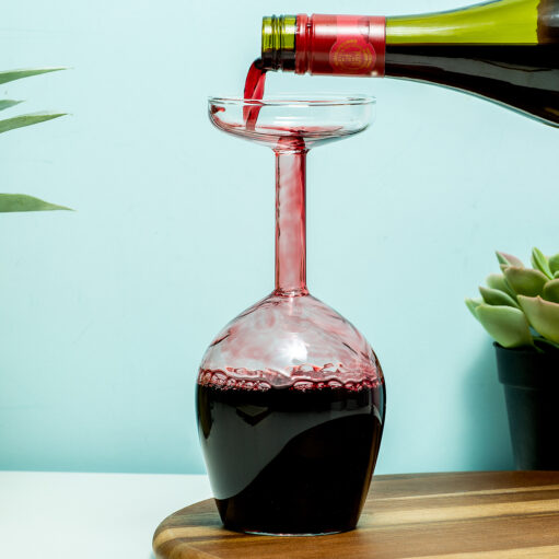 Omgekeerd wijnglas - wijn inschenken