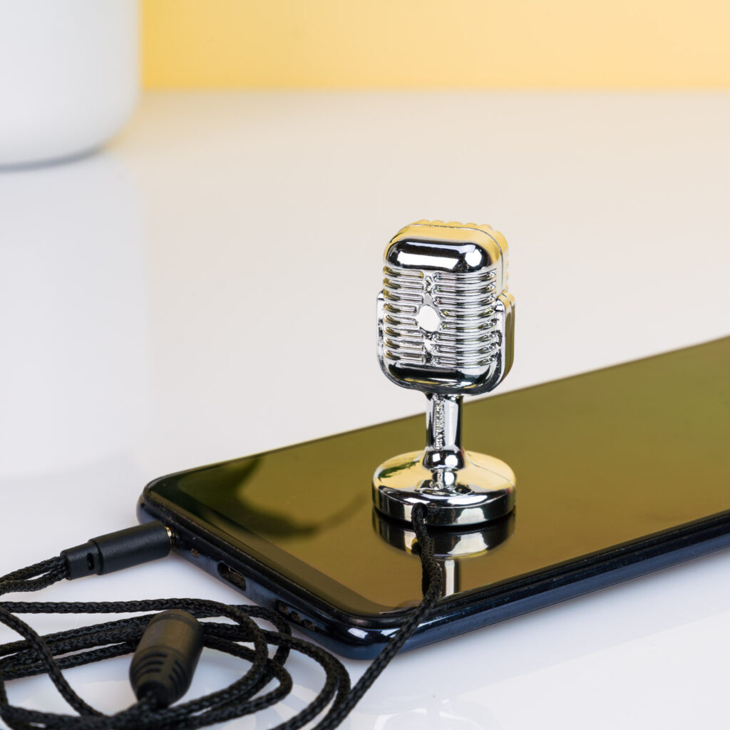Mini retro microfoon voor smartphone van Kikkerland bestel je online