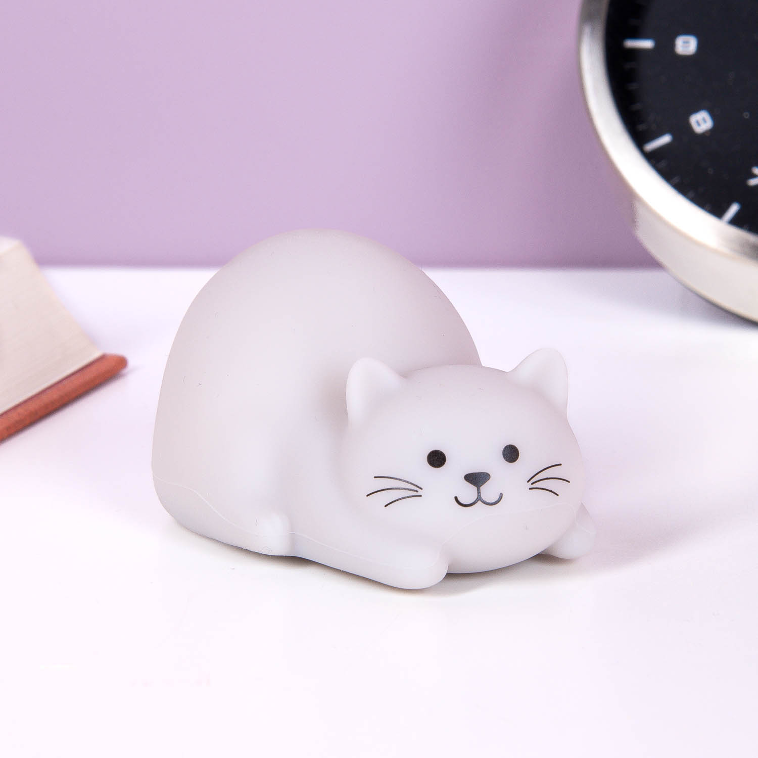 Mini kat nachtlampje