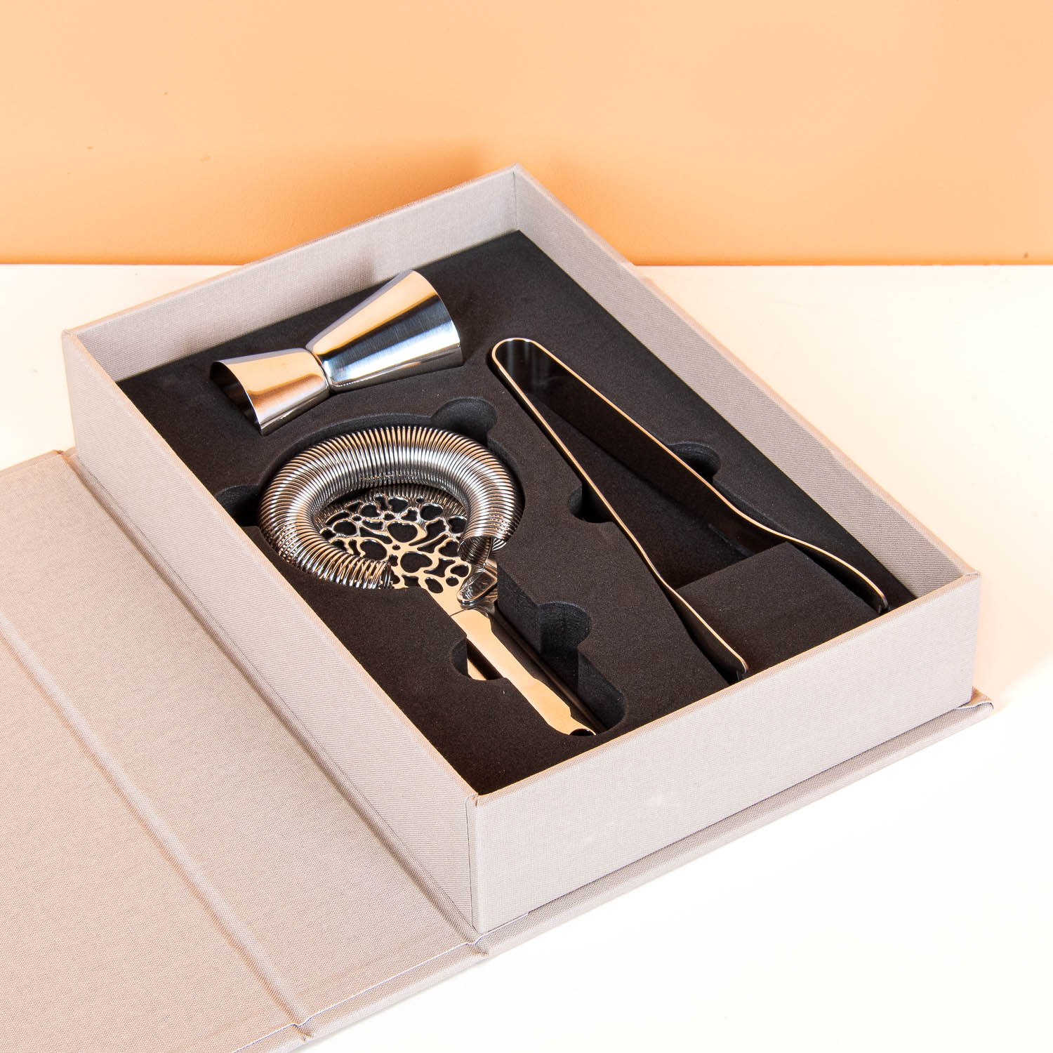 Essentials boek met cocktail tools