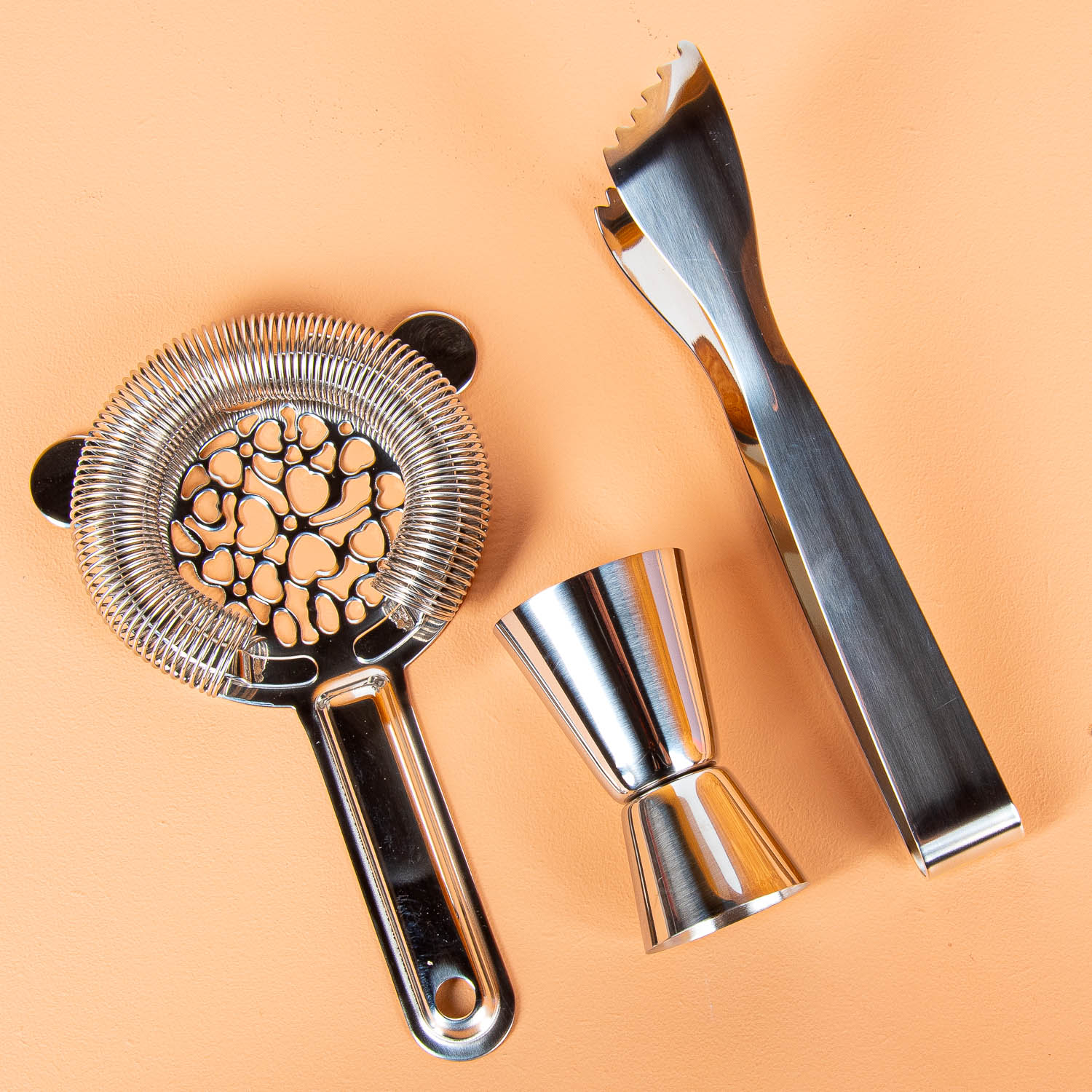 Essentials boek met cocktail tools