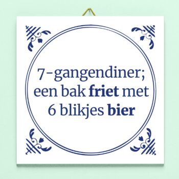 Tegeltje 7-gangendiner, een bak friet met 6 blikjes bier