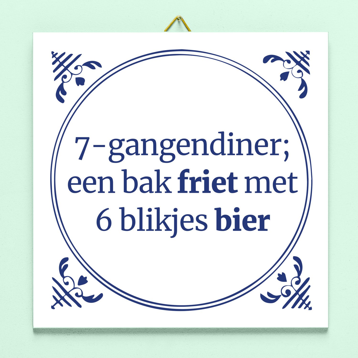Tegeltje 7-gangendiner, een bak friet met 6 blikjes bier