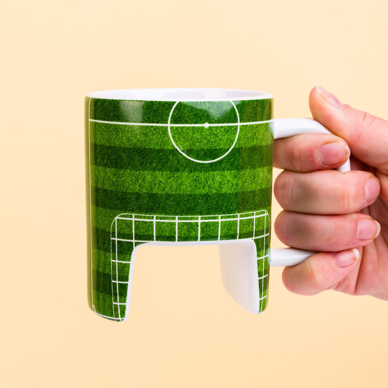 Voetbal mok met schoenen en bal