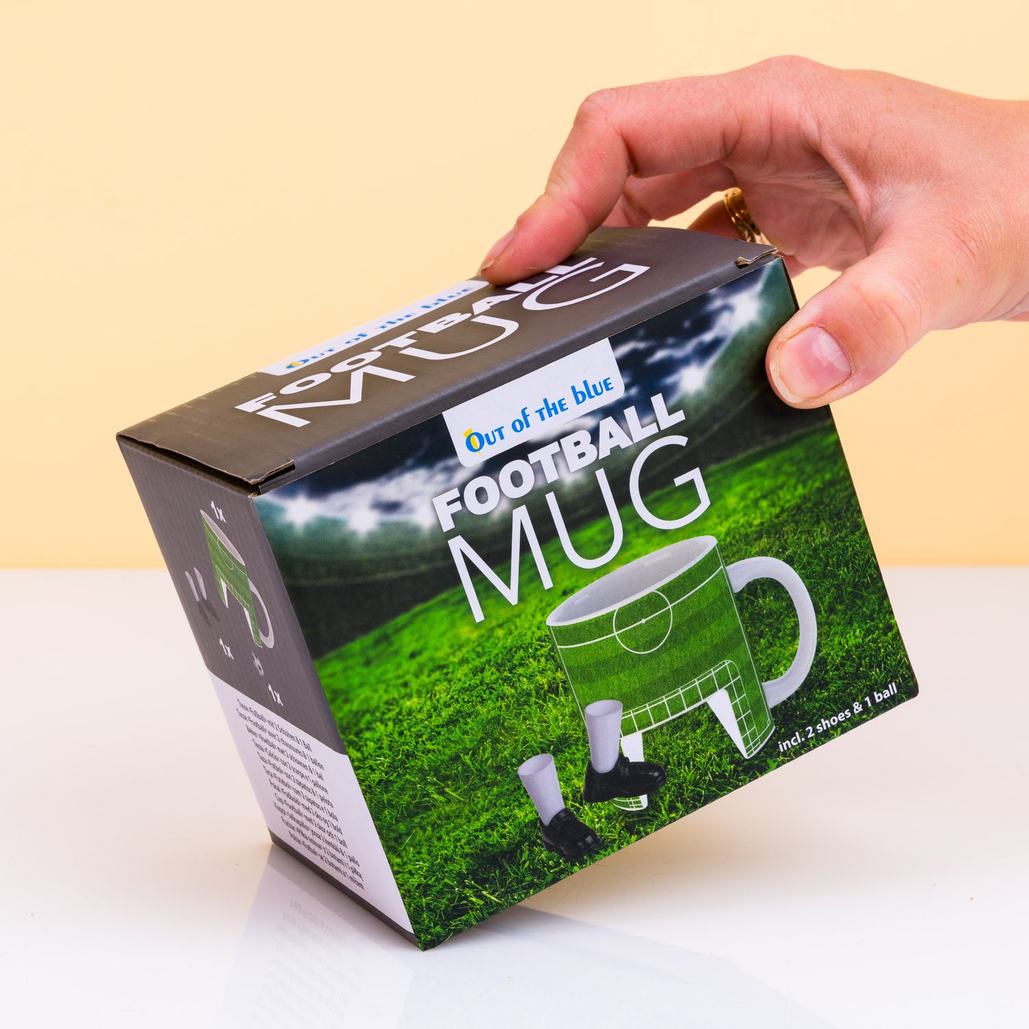 Voetbal mok met schoenen en bal