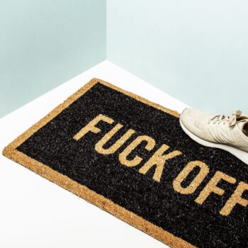 Deurmat met de tekst Fuck Off
