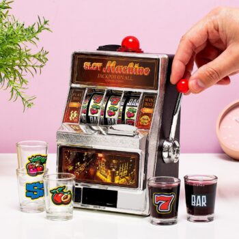 Gokautomaat drankspel met shotglaasjes