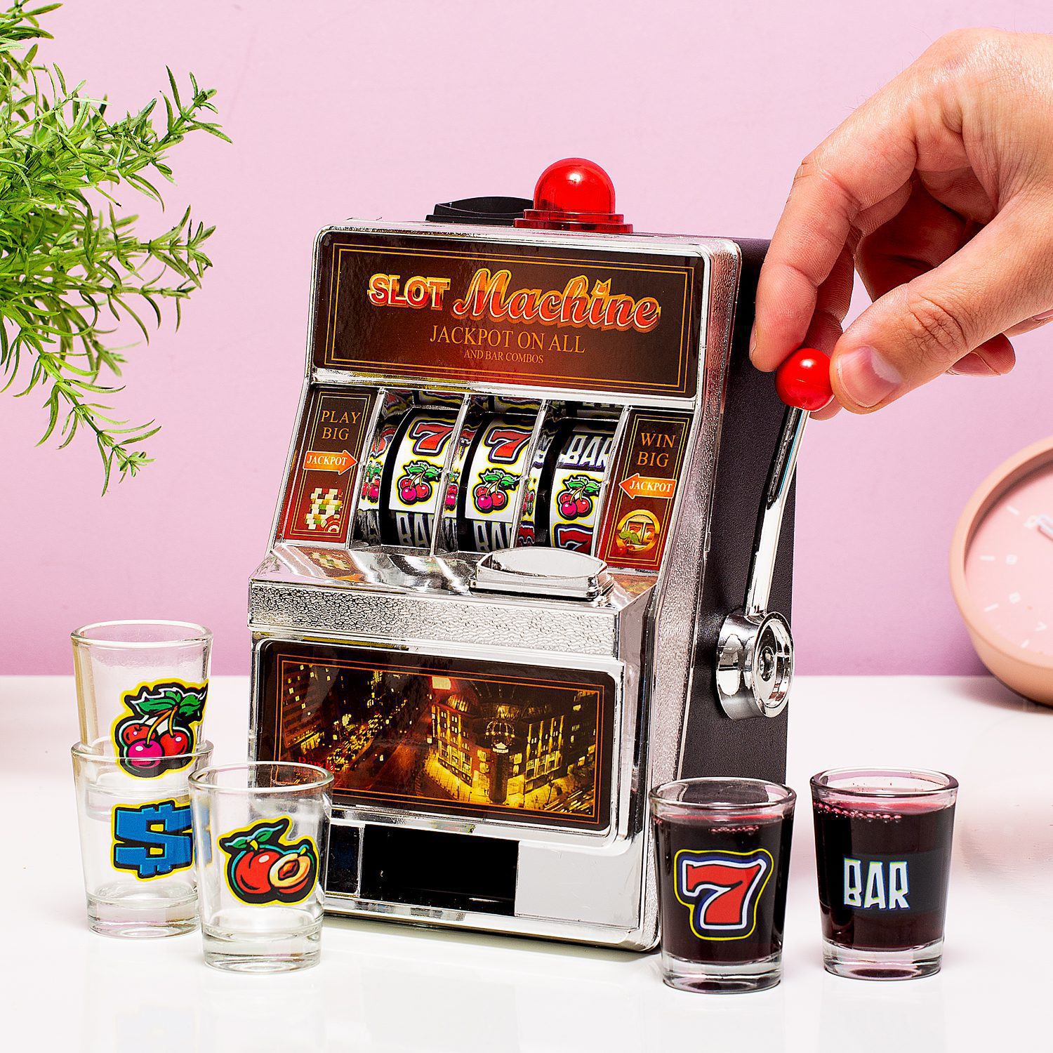 Gokautomaat drankspel met shotglaasjes