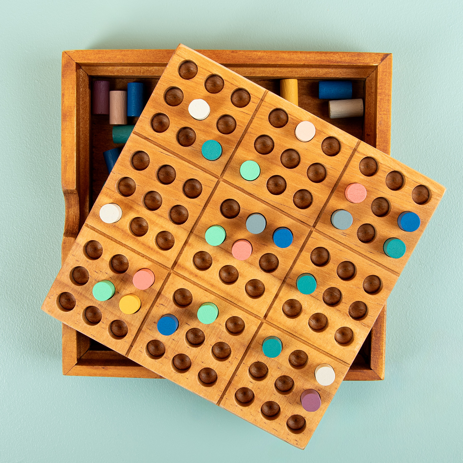 Houten sudoku spel met kleurtjes