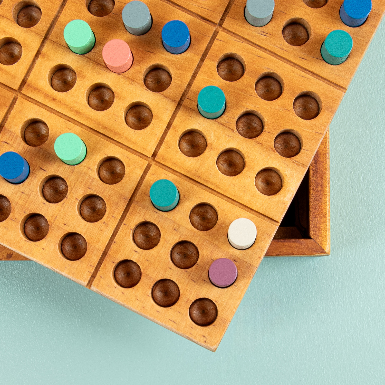 Houten sudoku spel met kleurtjes
