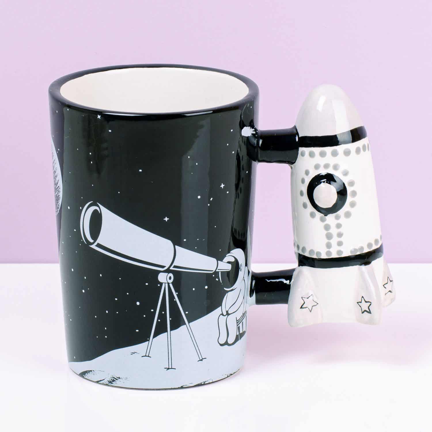 Space mok met raket oor