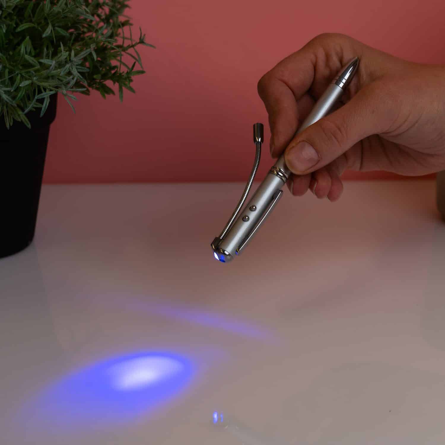 Pen met onzichtbare inkt en verlichting