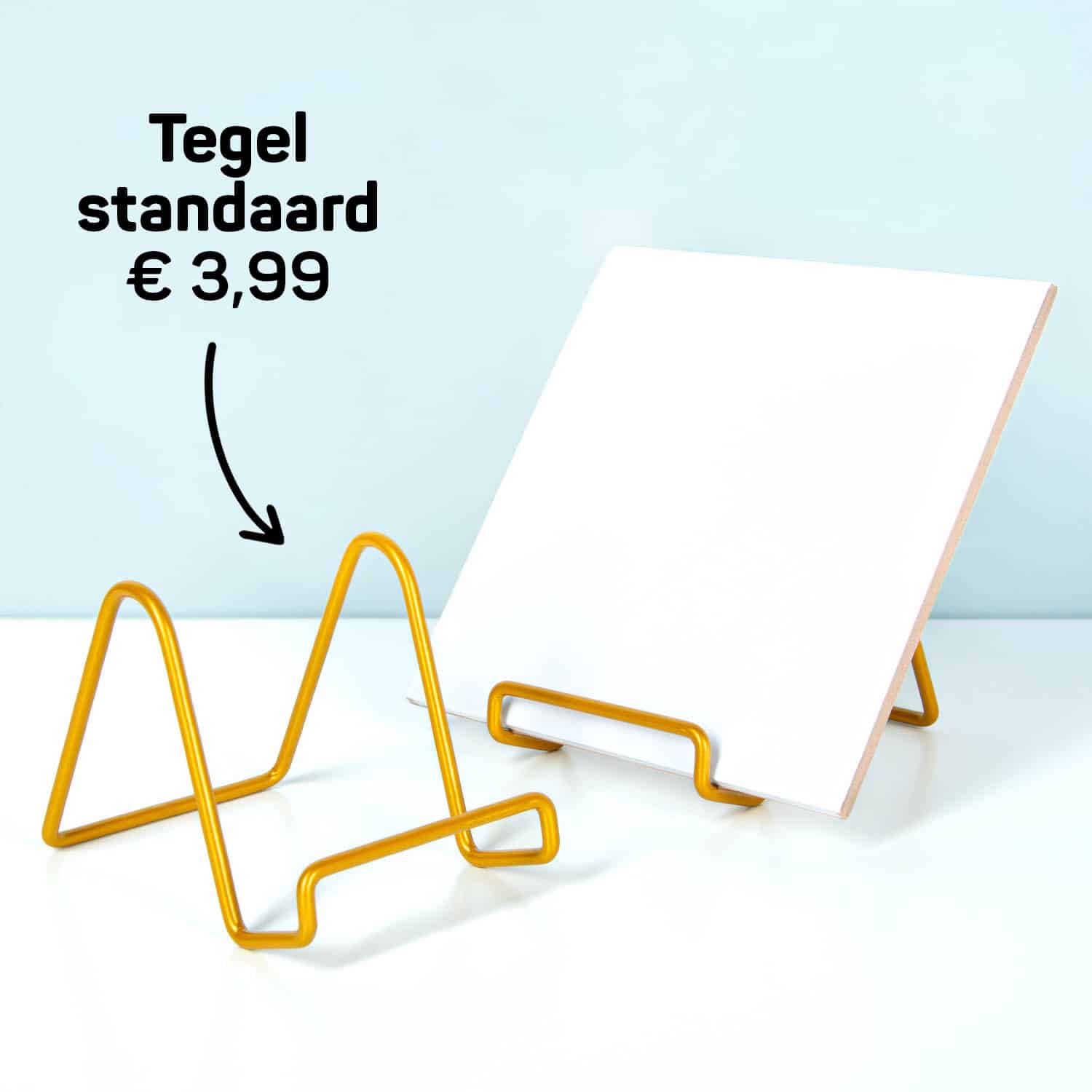 Goudkleurige tegelhouder met blanco tegel, met daarnaast een lege goudkleurige tegelhouder. Met prijsindicatie.